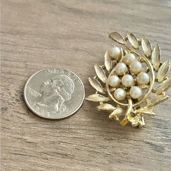 Vintage style Gold and Pearl Leaf Brooch - Picture 2 of 5
